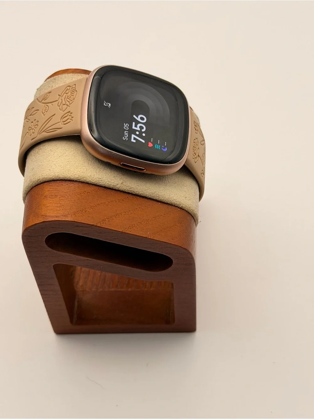 Fitbit Versa 4, Tested, Very Good, Rose Gold, Charger Included, Smartwatch